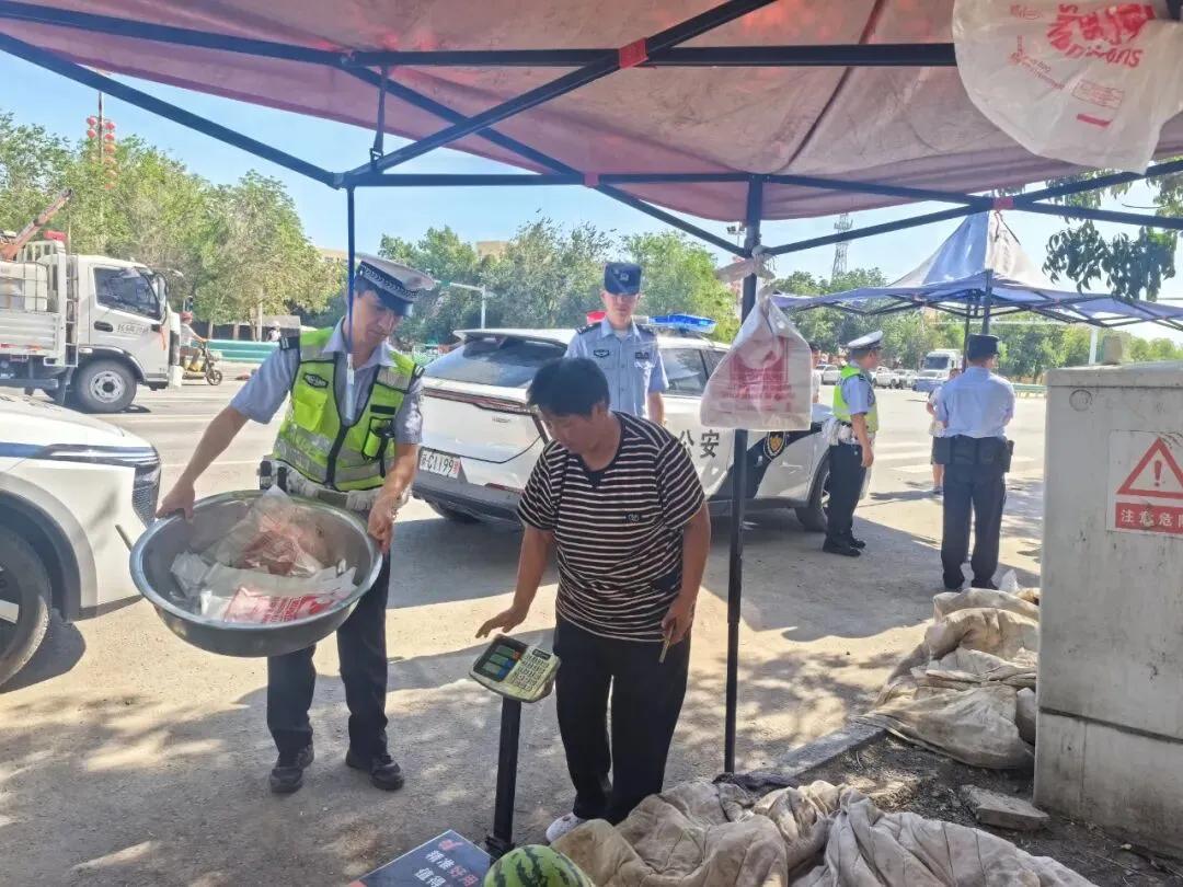 疏堵结合！石河子交警给“马路市场”找了个“新家”，瓜农笑了、路也通了 